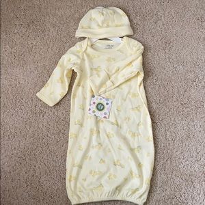 Gender neutral yellow sleep gown matching hat
